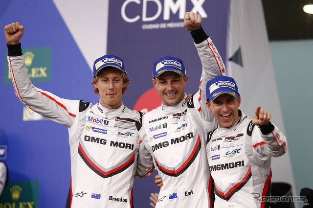 優勝した#2 ポルシェの(左から)ハートレー、バンバー、ベルンハルト。