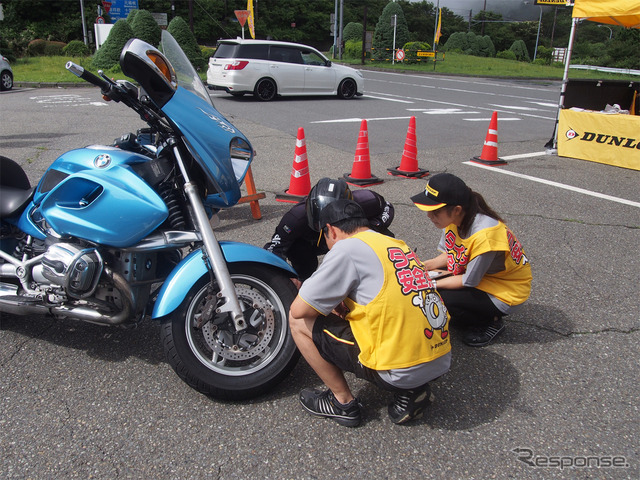 タイヤ点検活動の様子(箱根ターンパイク 大観山駐車場)