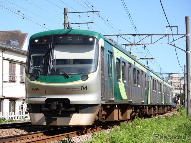 池上線を走る電車（7000系）。