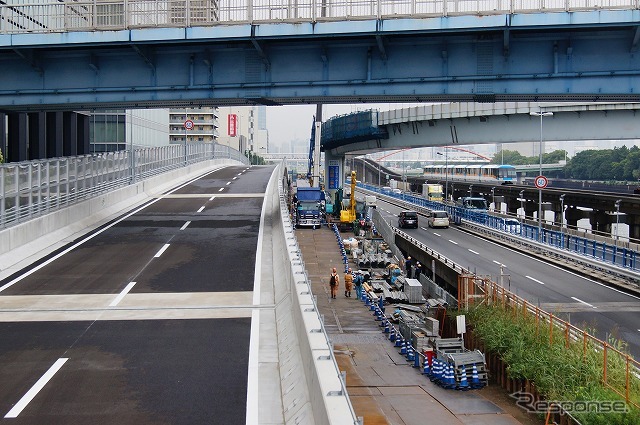 これまで運河(水路)の一部だった場所に迂回路を設置した。