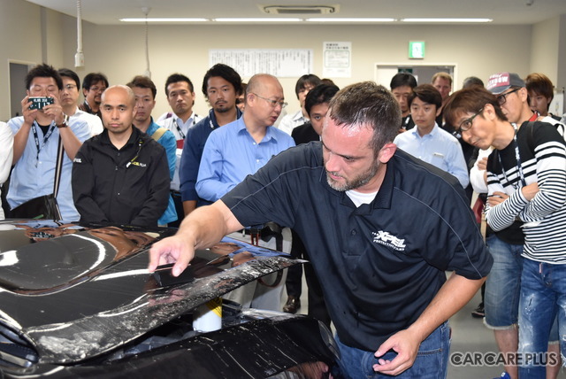 XPEL本社のトップ技術者の施工に参加者の視線はくぎ付け