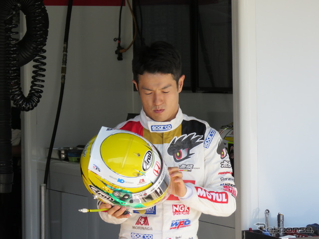 出走前の#16 山本尚貴。おそらくバイザーの具合を見ていたのだと思われるが、入念にヘルメットを確認していた。