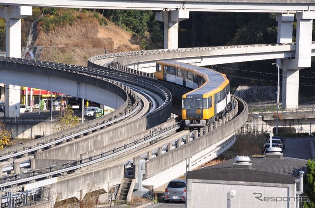 引込線を通過するアストラムラインの車両。