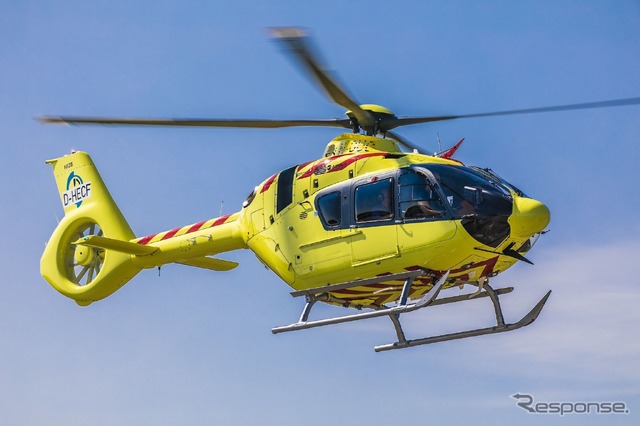 H135。稼働機体1200機以上、60カ国以上で運用され、総飛行時間は400万時間になる、小型双発機。