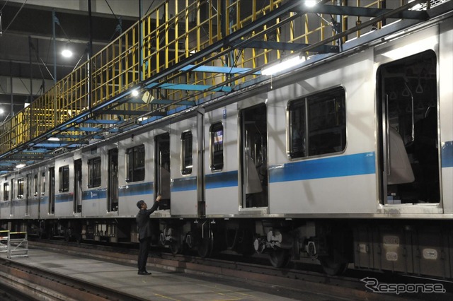 小田急電鉄は、10日に小田急線で起きた沿線火災による列車を公開した