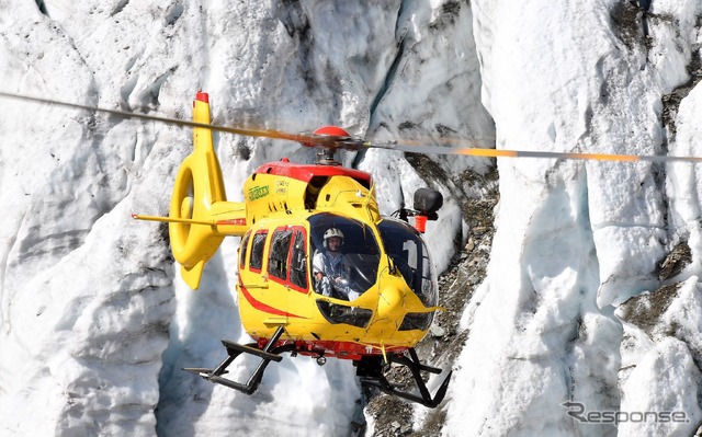 H145。稼働機体約1100機、50カ国以上で運用される双発多用途機。こちらも総飛行時間は400万時間になる。救急医療セクターでのベストセラーだ。