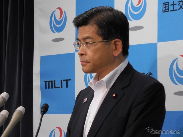 新たな財源確保のための検討会開催を伝える石井啓一国交相(12日・霞が関)