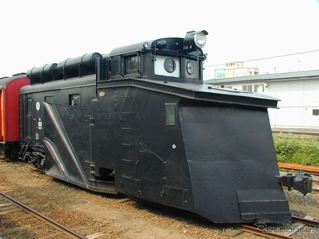 旧型ラッセル車のキ100形。キヤ143形と異なり自走することはできない。写真は青森県の津軽鉄道へ譲渡された同形のもの。