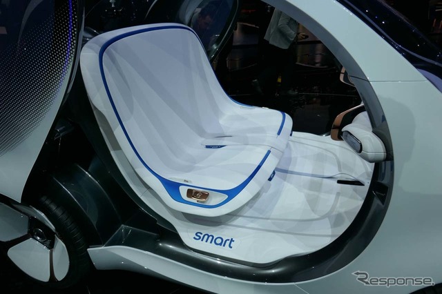 『ビジョンEQフォーツー』は完全自動運転のコンセプトが示された