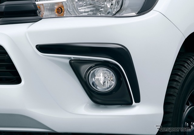 トヨタ ハイラックス X ハロゲンフロントフォグランプ/フロントバンパーL字ガーニッシュ(ブラック塗装)