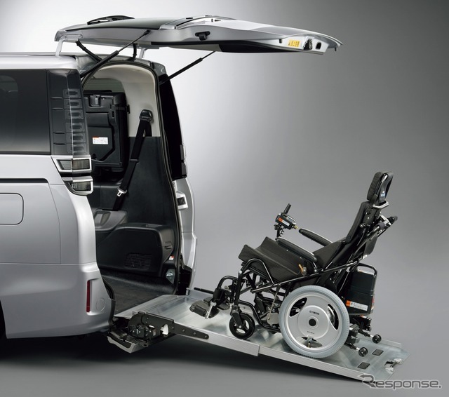 トヨタ ヴォクシー ウェルキャブ 車いす仕様車 タイプIII(電動ウェルチェア+ワンタッチ固定仕様)