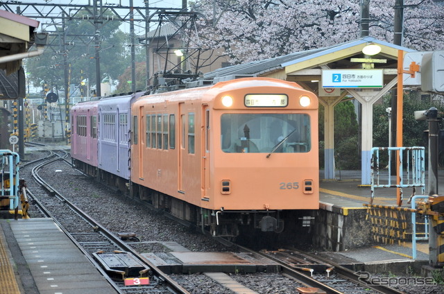 3両編成(一部2両編成)で運行されている、四日市あすなろう鉄道の列車。車両基地である内部車庫には14両が在籍する。