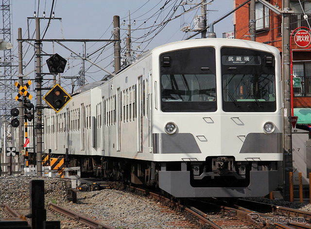 西武多摩川線の電車。今年10月に開業100周年を迎える。