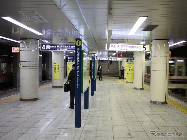 九段下駅は2013年、半蔵門線押上方面（左）と都営新宿線新宿方面（右）のホームの間にあった壁が撤去され、同じホームで乗り換えできるようになった。