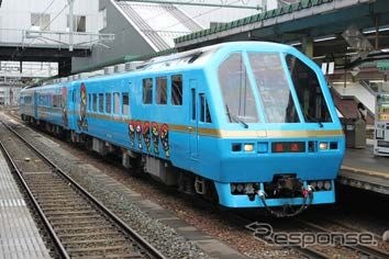 JRとしては唯一のキハ58系の生き残りである「Kenji」。青と金帯の塗色は2013年以来のもの。