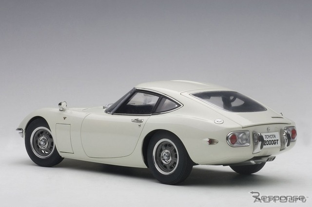 オートアート トヨタ 2000GT 1/18スケールモデル