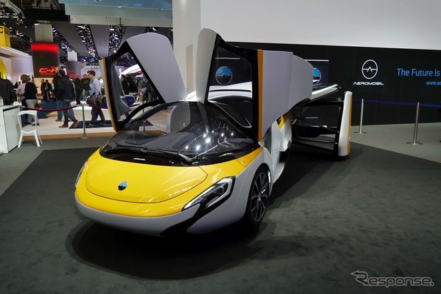 フランクフルトモーターショーに出展した「AeroMobil」の空飛ぶ自動車『Flying Car』。写真は翼を畳んだ状態