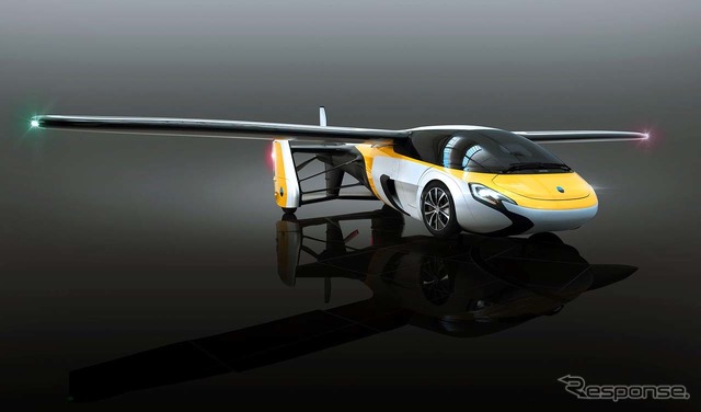 「AeroMobil」社の空飛ぶ自動車『Flying Car』。翼を広げると幅は8mほどになる