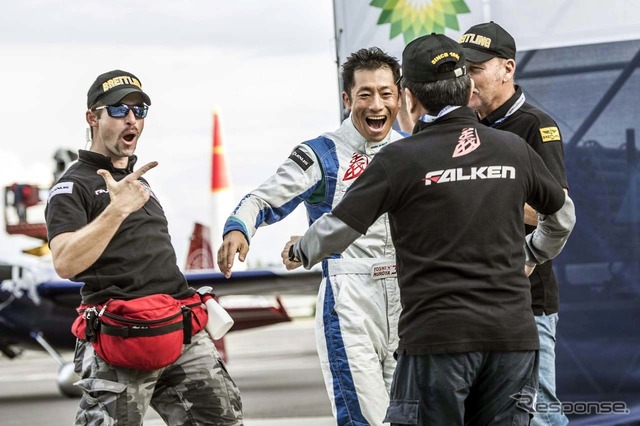 優勝の朗報を知って喜ぶ室屋選手(中央)と関係者 《写真提供 Red Bull》