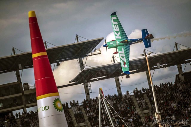 会場上空を飛ぶ室屋選手の機体 《写真提供 Red Bull》