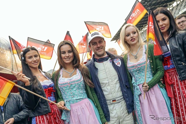 レースクイーン(?)に囲まれる、地元ドイツ出身のマティアス・ドルダラー選手 《写真提供 Red Bull》