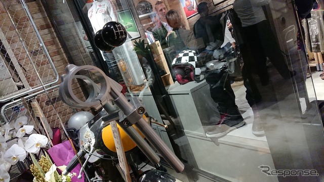 エントランスにはMVアグスタのハンドルがあしらわれるなど、クルマ好きには心憎い演出が散見される新店舗だ。オープン10周年を機により大きなお店で再出発!!モトーリモーダ銀座リニューアルオープン