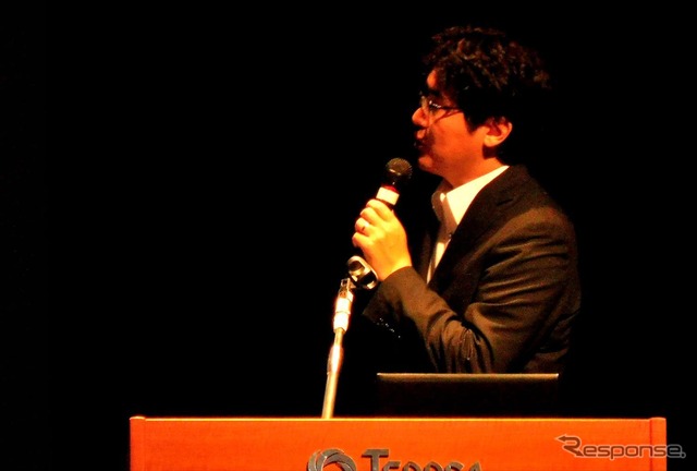 国内市場100万台などを掲げた二輪車産業政策ロードマップの進捗を説明する経産省自動車局・高橋一幸補佐（16日・前橋市）