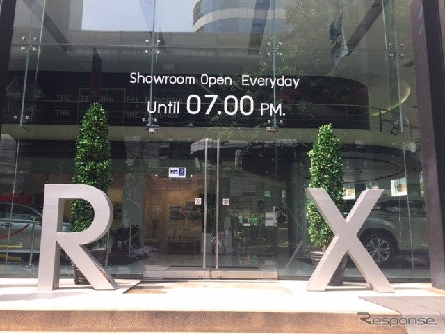 ショールーム入り口