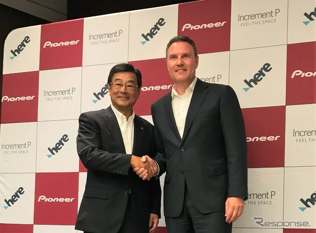 HEREのエザード・オーバービークCEOと、パイオニアの小谷進社長