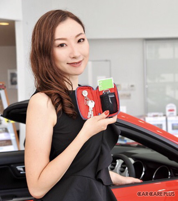 女性のカーライフをスタイリッシュに彩る「キーポーチ」