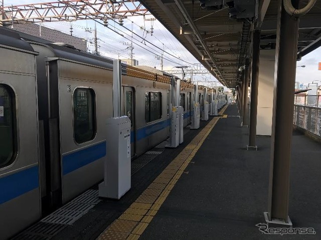 「昇降バー式ホーム柵」は愛甲石田駅上りホームに3両分設置された。