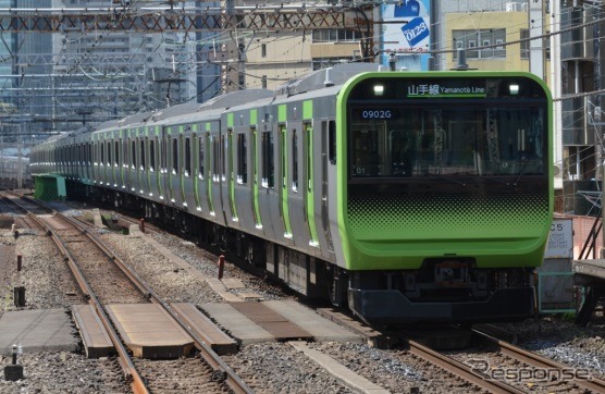 山手線のE235系。5月から量産車の営業運用が始まった。