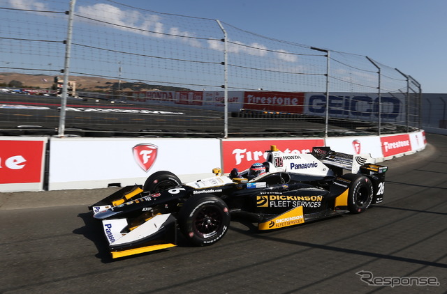 2017年最終戦の佐藤琢磨(#26 アンドレッティ・オートスポーツ)。スペシャルカラーだったため、インディ500制覇時とはマシンカラーが異なる。