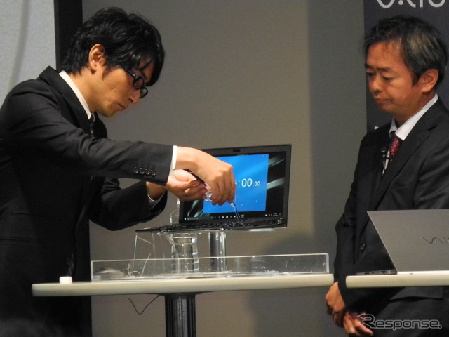 VAIOのPCに水をかけるデモンストレーション
