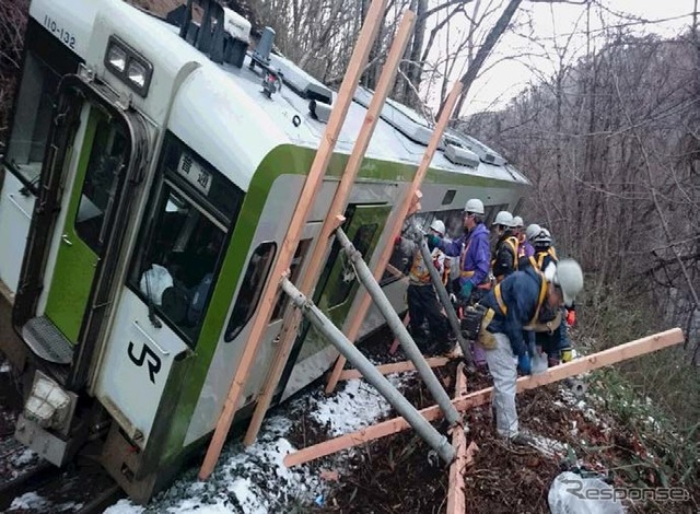 土砂流入で脱線した普通列車（2015年12月）。この影響で上米内～川内間が運休しているが、今年11月に運転を再開する。