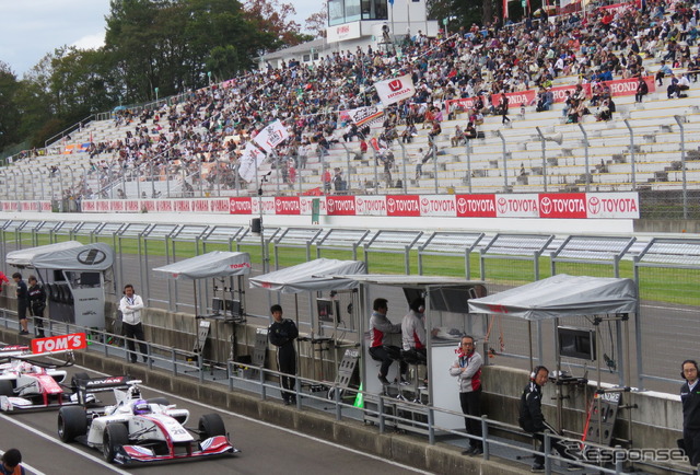 東北のファンの前で、明日の決勝も熱戦が期待される(手前のマシンは予選6位の#20 マーデンボロー)。