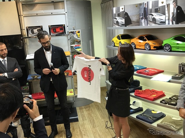 オープン前日に開かれたパーティでは、日本専用商品だというTシャツも披露される。日本専用商品も登場!!ランボルギーニのアパレル&アクセサリーを扱う「COLLEZIONE AUTOMOBILI LAMBORGHINI GINZA」オープン!