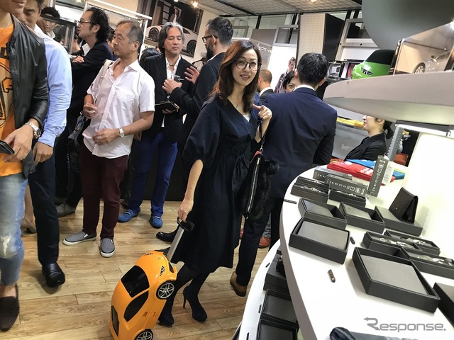 「少し小さいかも」とは、撮影時ポーズを取ってくださったカーライフエッセイスト吉田由美さんの評だが、もともとは子供用の商品ながら大人にも人気のアイテムだという。いつまでもいっぱいに詰め込む遊び心、といったところか。日本専用商品も登場!!ランボルギーニのアパレル&アクセサリーを扱う「COLLEZIONE AUTOMOBILI LAMBORGHINI GINZA」オープン!