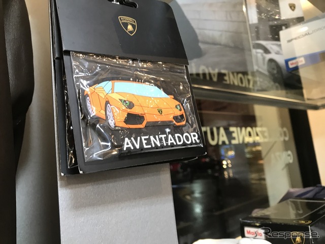 案外リーズナブルな商品も。みんなが憧れるランボルギーニだからこそマグネットなどの小物もおかれている。日本専用商品も登場!!ランボルギーニのアパレル&アクセサリーを扱う「COLLEZIONE AUTOMOBILI LAMBORGHINI GINZA」オープン!