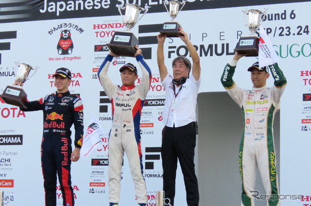 左から決勝2位のガスリー、優勝の関口&星野監督、3位の中嶋一貴。