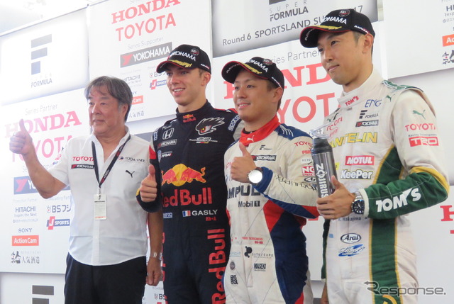 左から優勝の星野監督、2位のガスリー、優勝の関口雄飛、3位の中嶋一貴。
