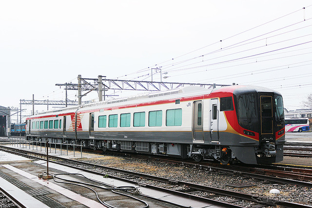 JR四国の2600系。12月2日から高徳線の特急『うずしお』で運用される。