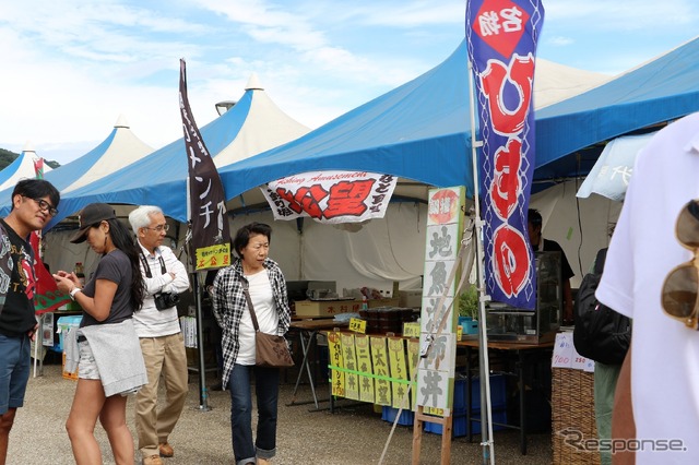 地元の飲食店が様々なお弁当をテントで販売