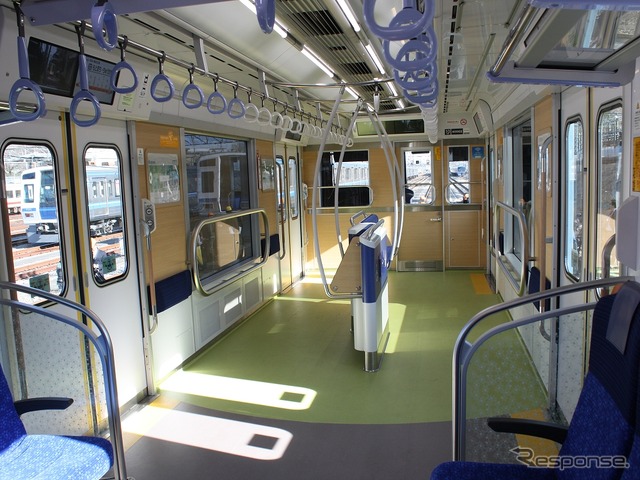 大きな評価を得た10号車のパートナーゾーン。子供が車窓を楽しめるように低くした窓や、子供・大人両方に配慮した手すりなど、斬新な設備を持つ。