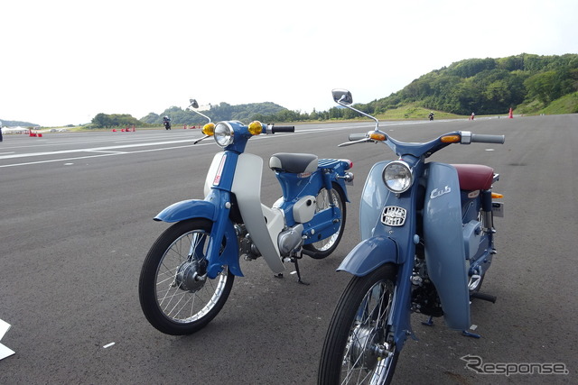 初代スーパーカブ（右）と2代目スーパーカブ