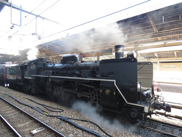 新潟駅で発車を待つ『SLばんえつ物語』。