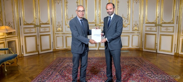 フランスのフィリップ首相(右)