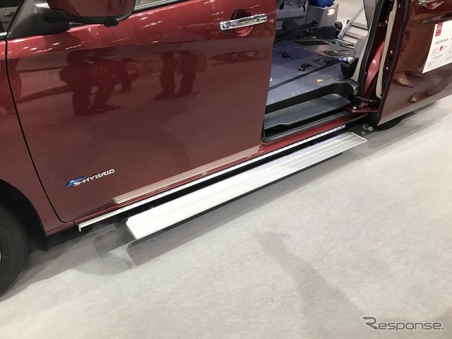 日産セレナ・チェアキャブリフタータイプ(福祉機器展2017)