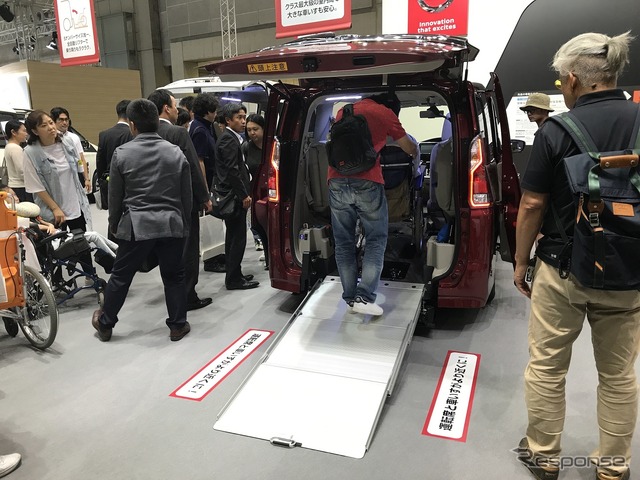 日産セレナ・チェアキャブリフタータイプ(福祉機器展2017)