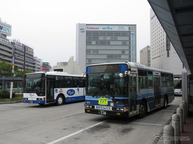 岡山県内の交通4社は10月から交通系ICカードの全国相互利用サービスに対応する。写真は両備バス（左）と岡電バス（右）。